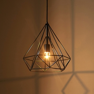 PENDENTE ARAMADO DIAMANTE  24X22 PT